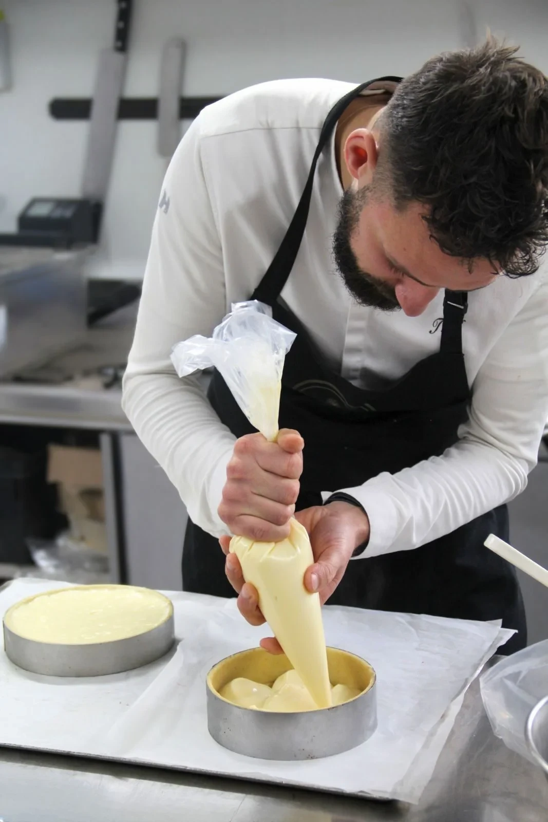 Pâtissier préparant une tarte au citron