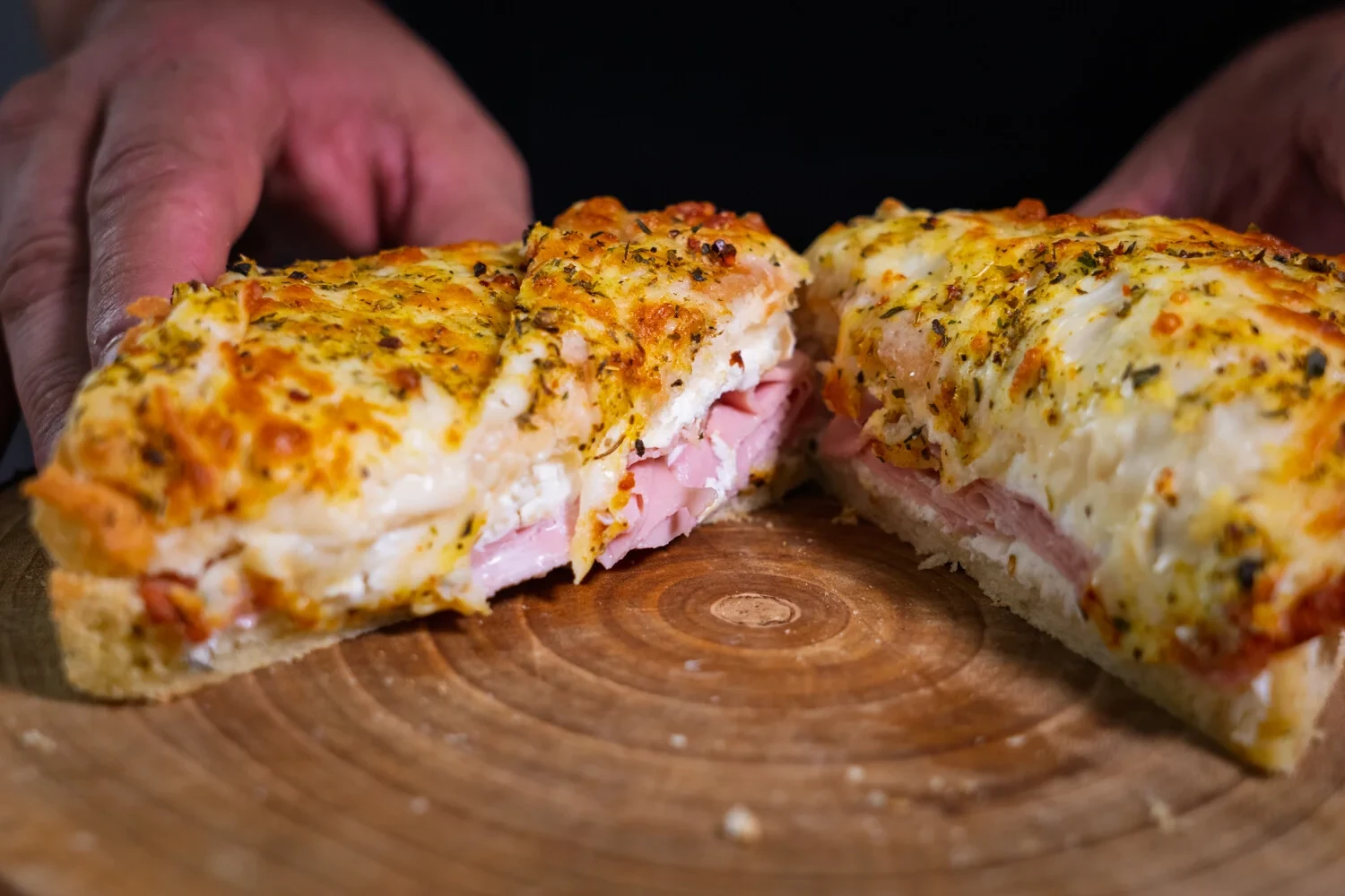 Tramezzino coupé en deux avec jambon et fromage