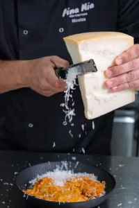 Fromage râpé sur un plat de pâtes