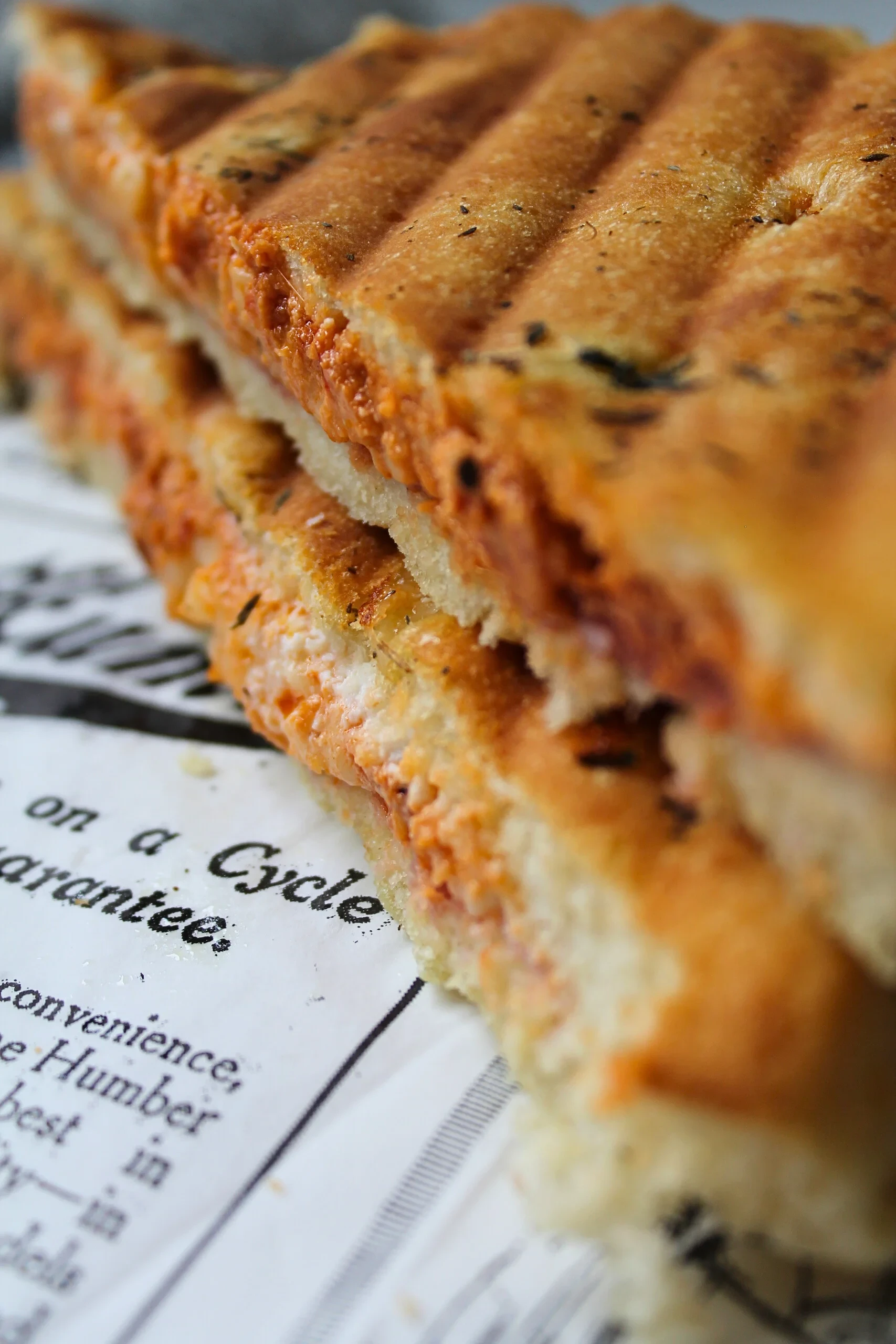 Sandwich panini grillé coupe en tranches
