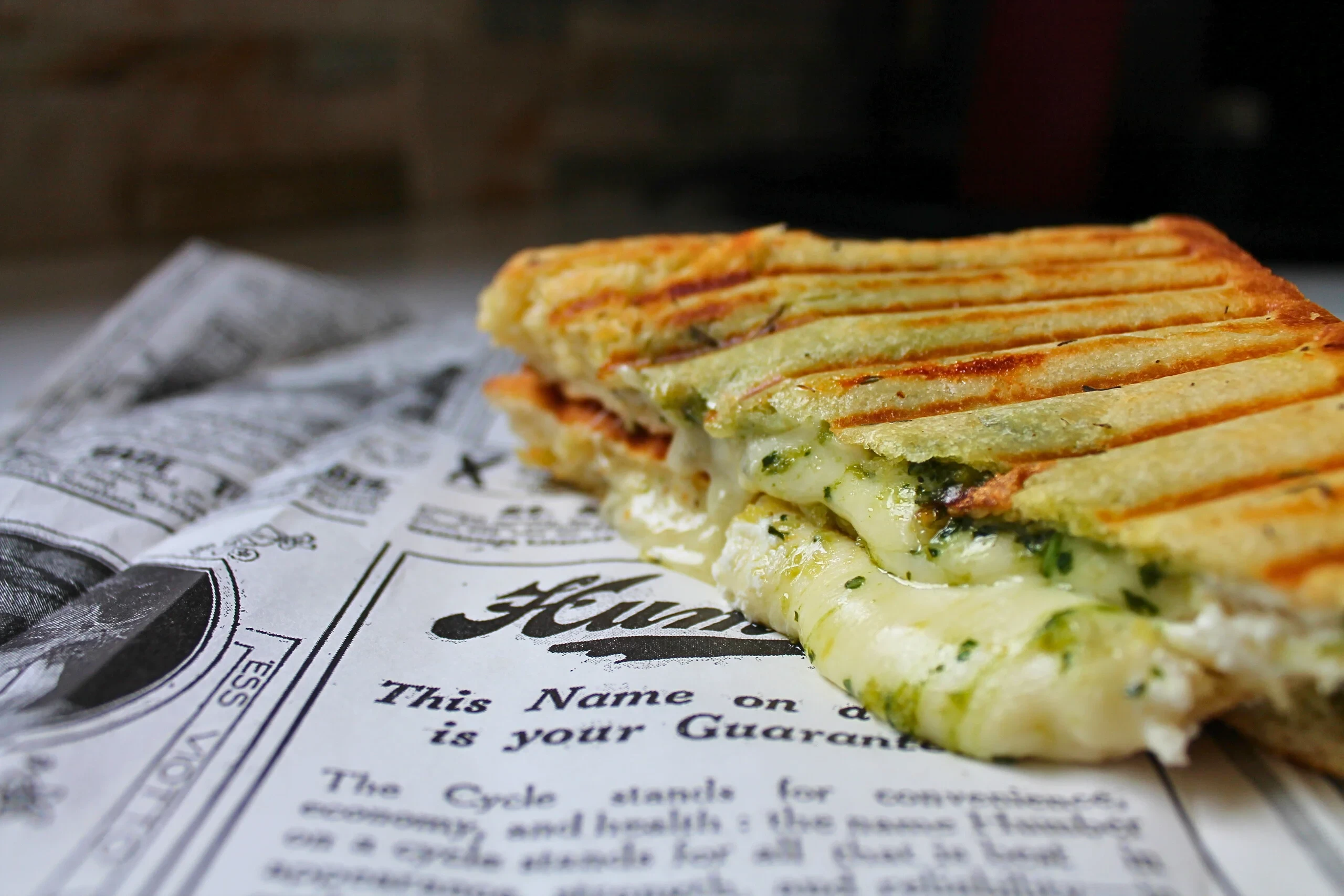 Sandwich panini grillé au fromage et pesto vert
